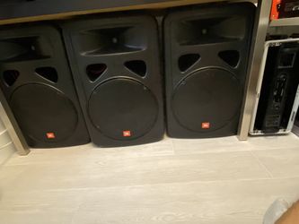 Samson SX2400 power amplifier with gator case and three (3) JBL EON 1500 passive speakers