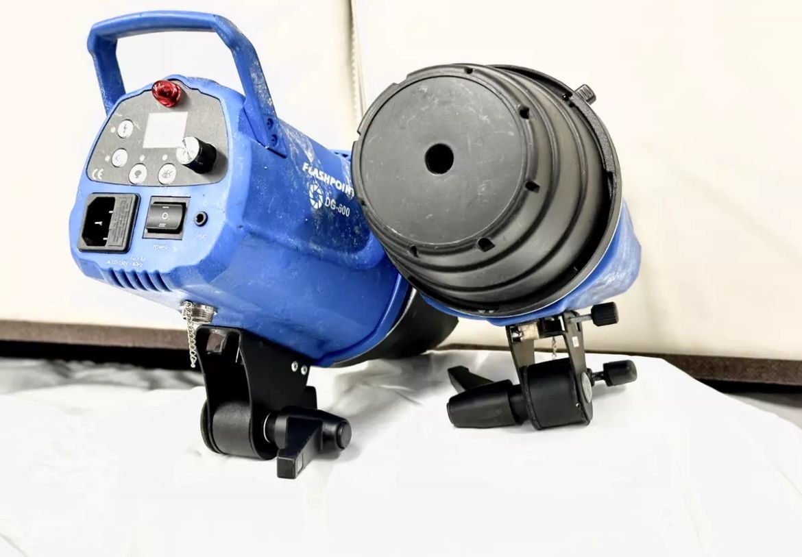 Flashpoint DG600 300w/s