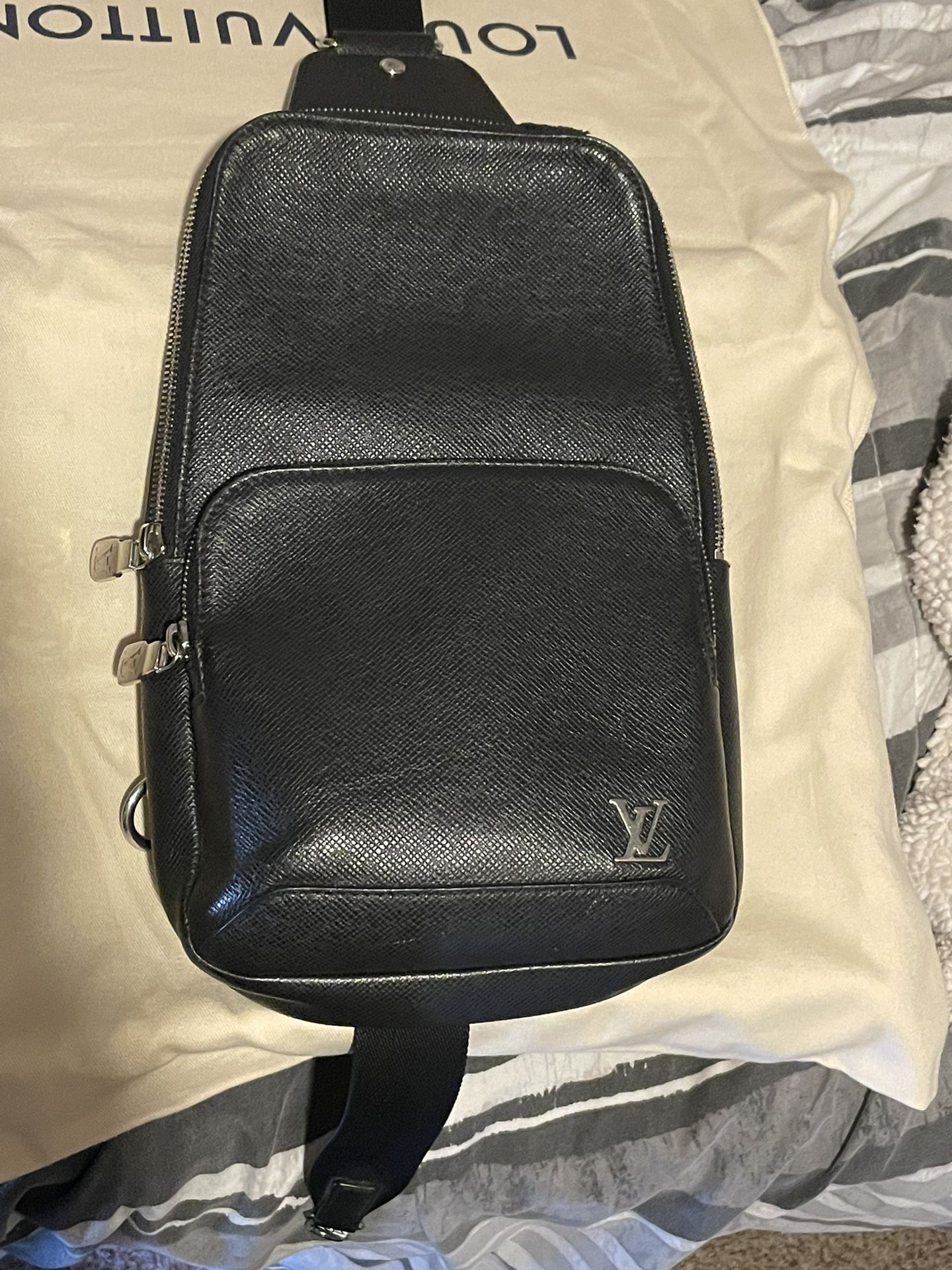 Louis Vuitton Av. Sling B. Taiga