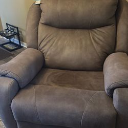 RAYMOUR AND FLANAGAN RECLINERS Washer Never Used Dryer Used