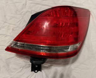 2006 Toyota Avalon Passenger Side Rear Taillight (RH)