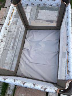 Graco pack n play (in Des Moines) avocado green bed with net on top & extra bed cover