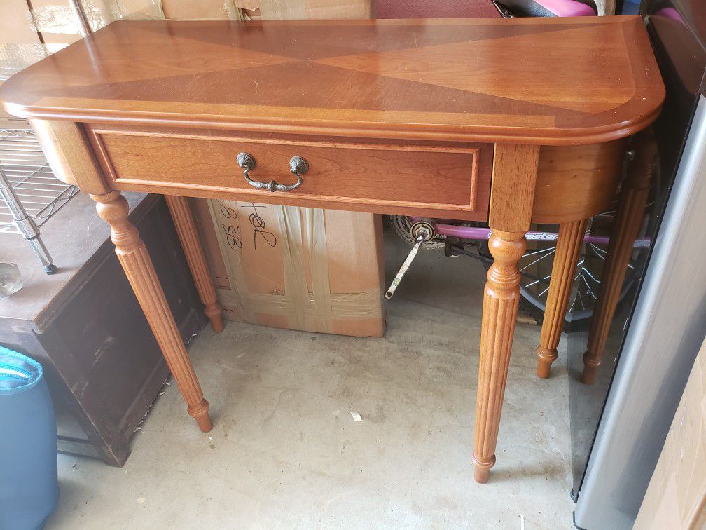 Entry table with drawer (pending pickup today)