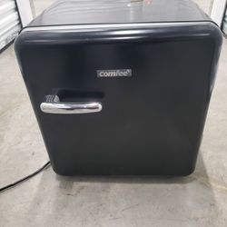 Comfee 1.6 Cu Ft Mini Fridge – Compact, Clean, Works Great