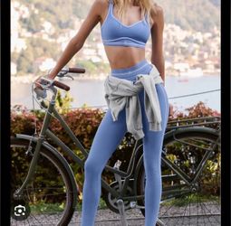 ALO LIGHT BLUE YOGA SET SIZE MEDIUM