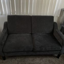 Grey Chenille 2 Seat Couch Pillows Included| Sillon Gris Chenille 2 Asientos Almohadas Incluidas