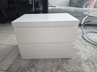 Mesa de noche con 2 cajones