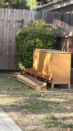 FREE TV STAND
