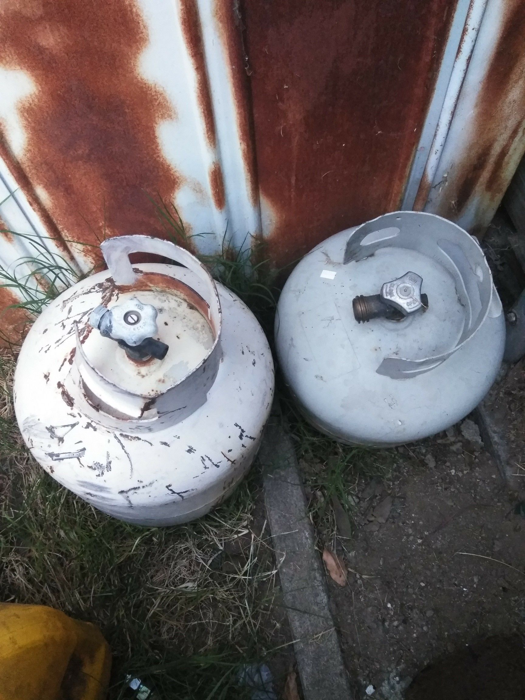 2 propane tanks cheap make offer