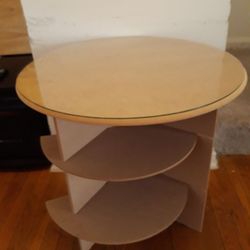Round Glass Top End Table with Storage Shelves / Mesa Auxiliar Redonda con Cubierta de Vidrio y Estantes 