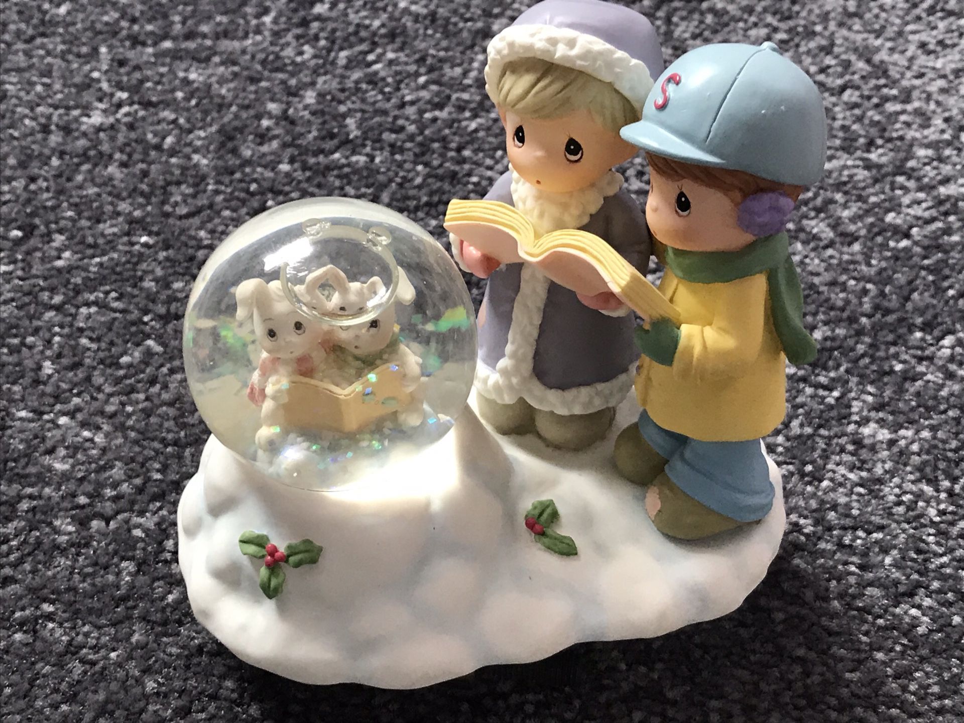 1999 PRECIOUS MOMENTS ENESCO BUNNY CAROLERS IN A SNOW-GLOBE WITH CHILDREN CAROLERS...”FREE SHIPPING”!!!