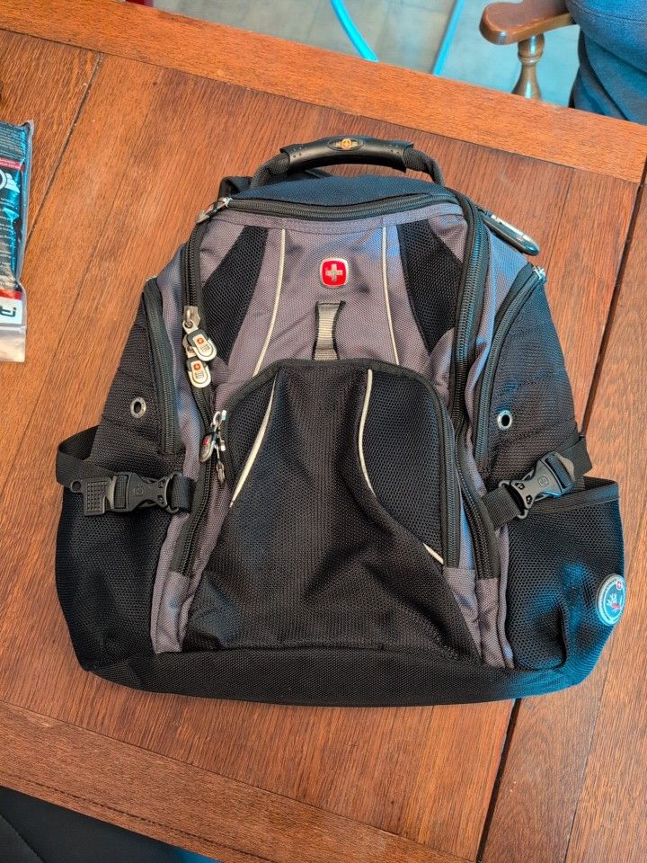 SwissGear Tech/17" laptop Travel/ Work/ School Black Durable Nylon Backpack