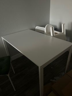table w/ chairs