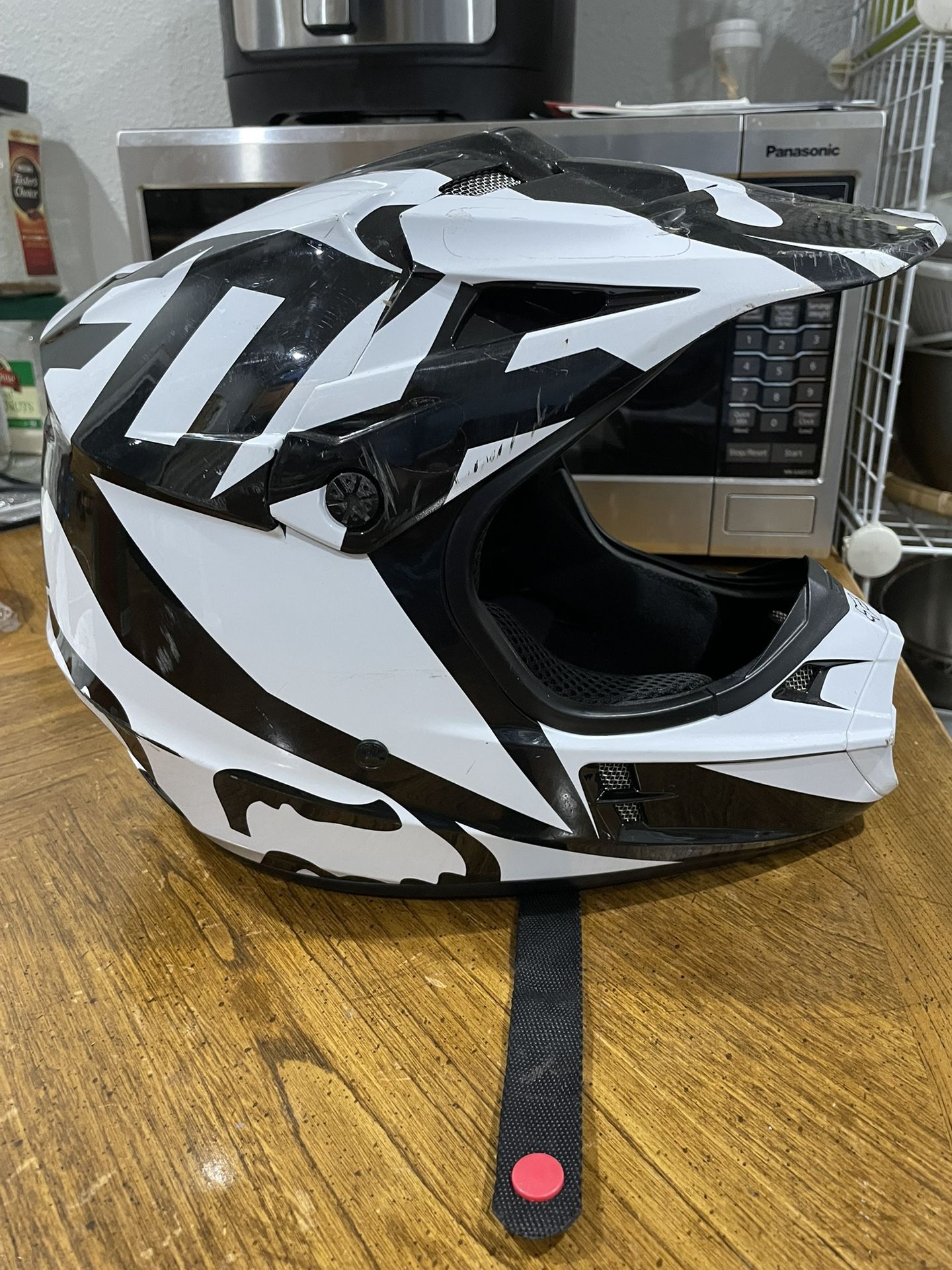 FOX V1 Motocross Helmet Size Medium 7-1/8-1/4