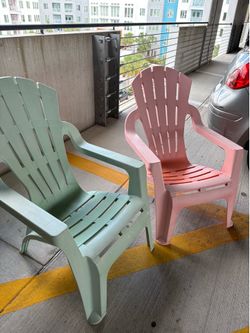 Sillas plasticas muy recistentes al aire libre y a Libras