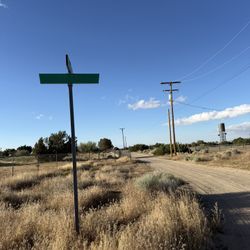 4.55 Acres Terreno Con Agua Luz Phelan California