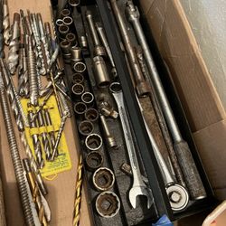 LOTS OF DRILL BIDS AND SOCKETS $80——LOTS OF HEAVY DUTY TRUCKERS SOCKETS $80