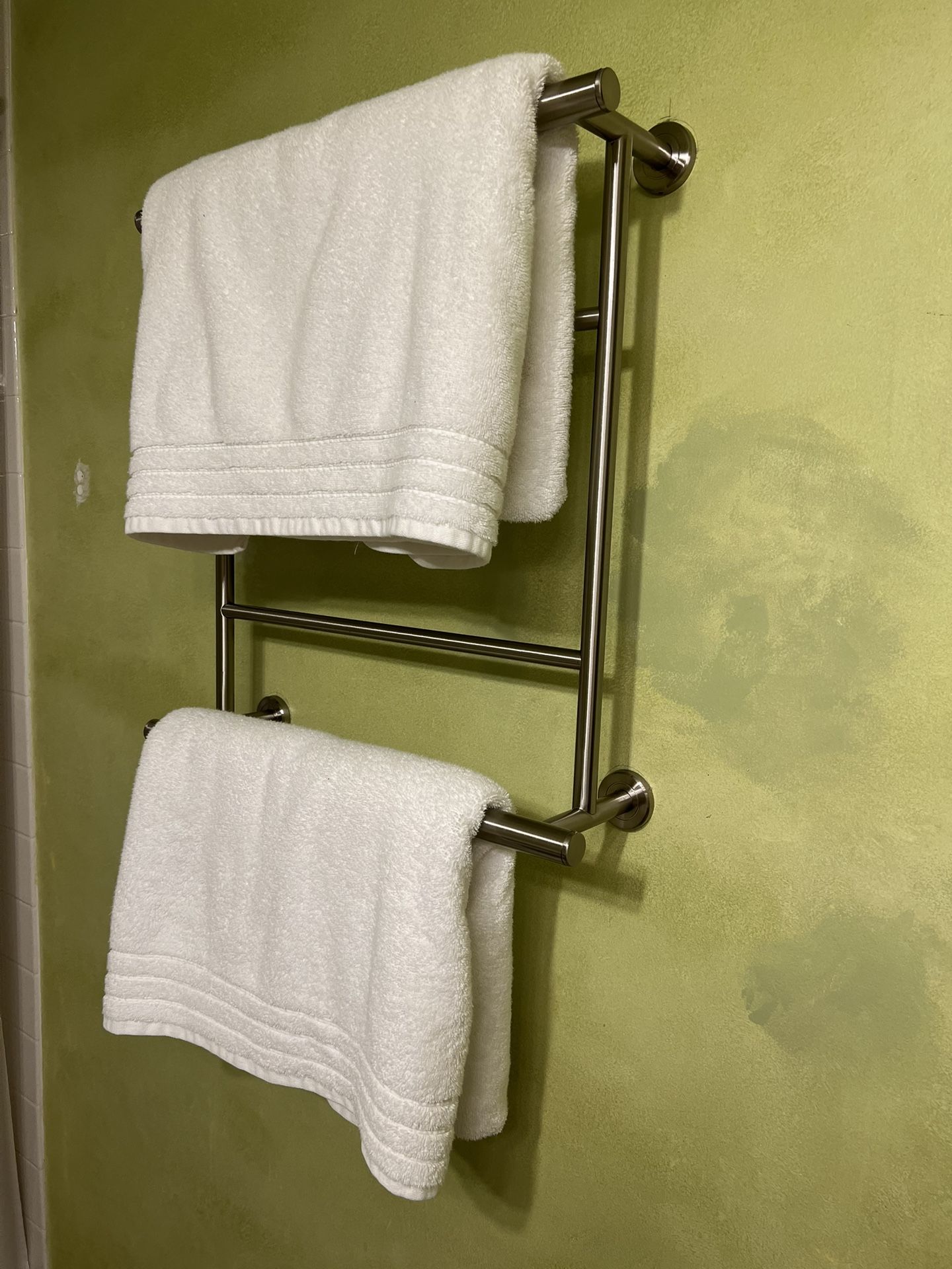 Latitude II Hotel Double Towel Rack