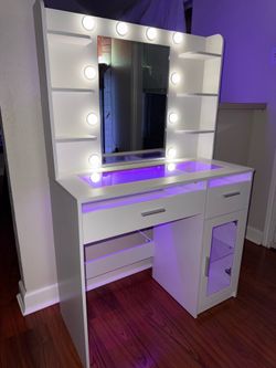 Makeup vanity
