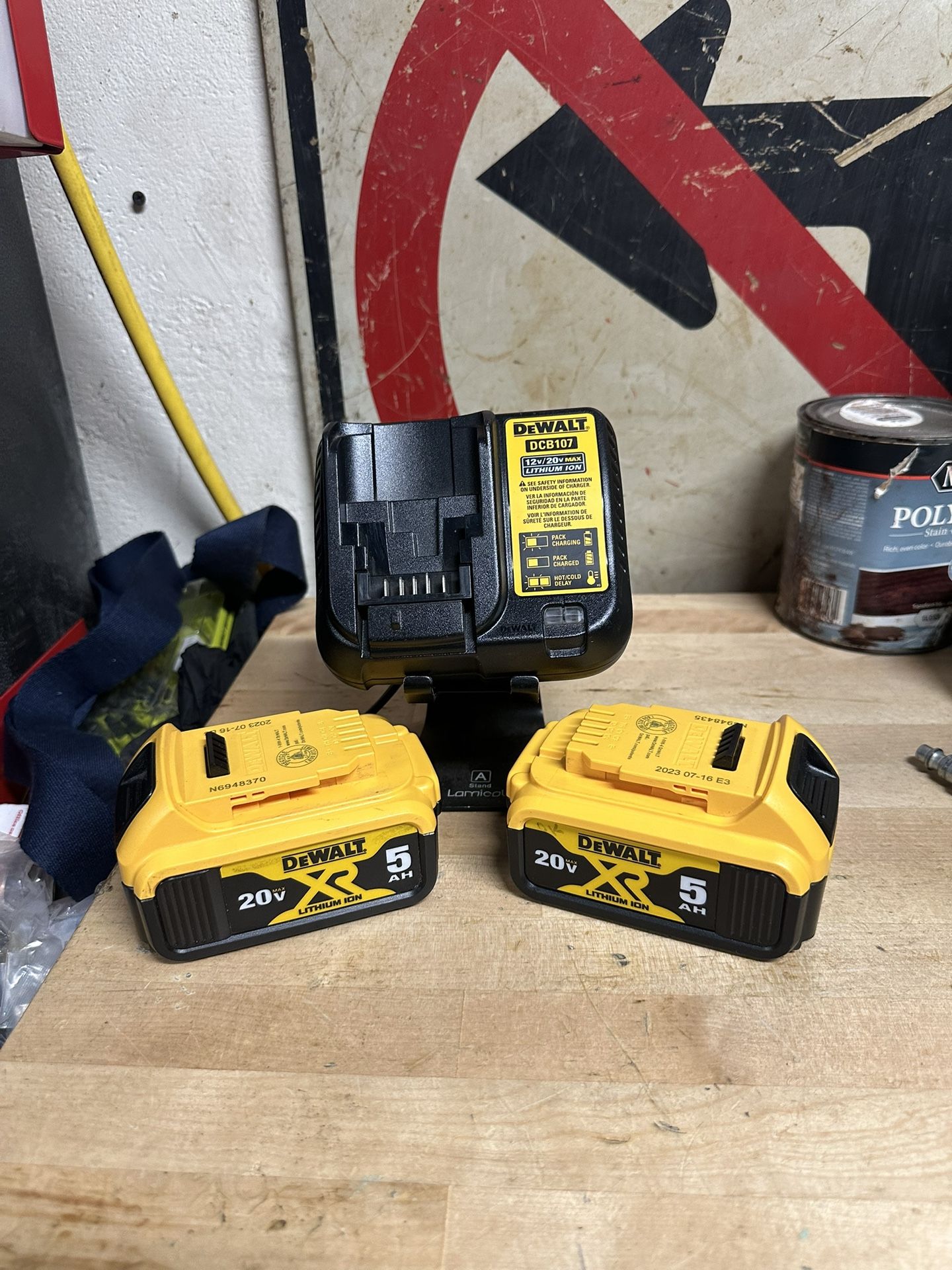 2 Dewalt 5ah Batteries And Charger