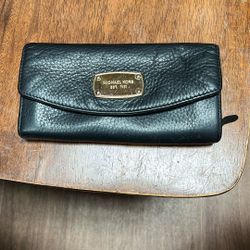 Michael Kors Authentic Wallet in Black, Used In Excellent Condition