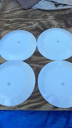 Corelle White Dinner Plates Set of 4 and 1 cup