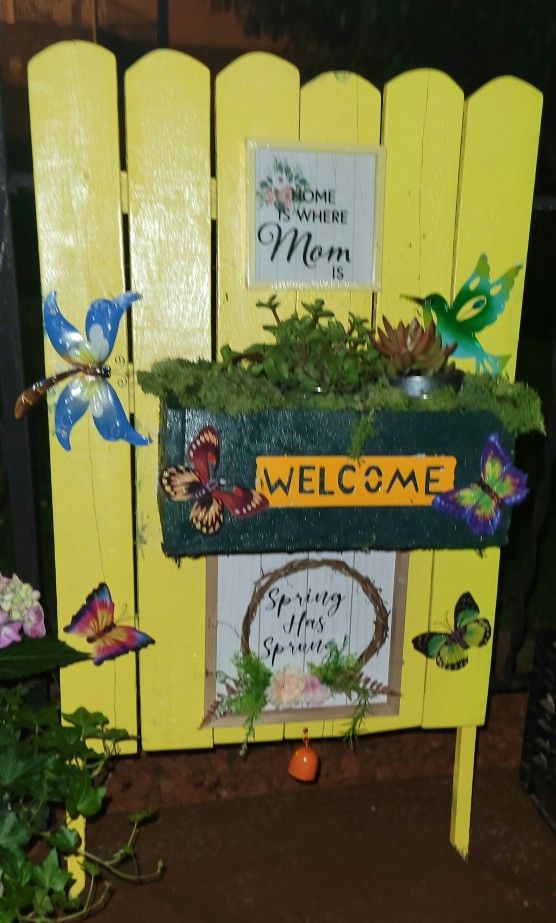 Customized Decorated Fence Flower Box