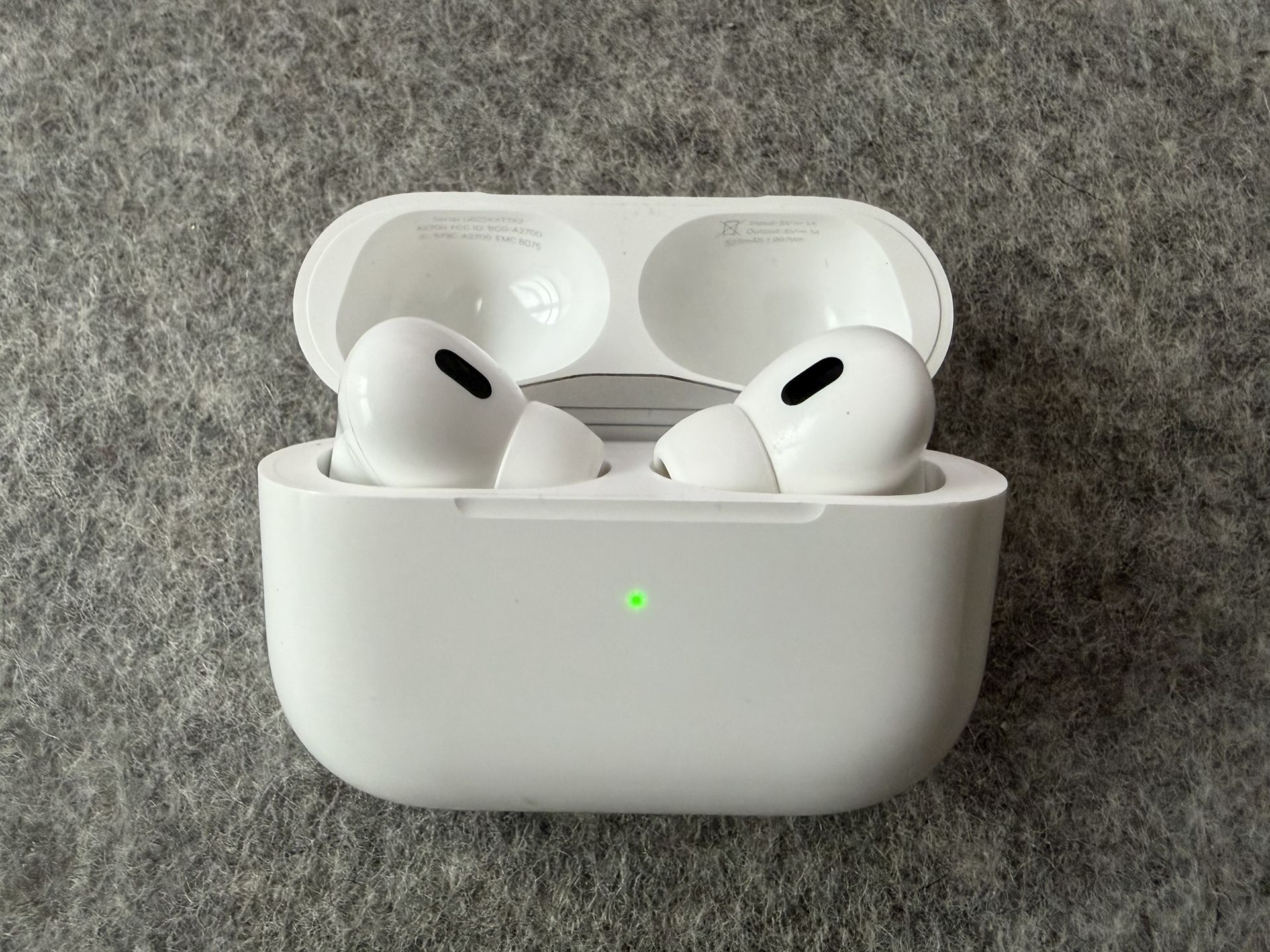 AirPods Pro (2nd Gen, Lightning) – Great Condition + Cable