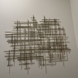 1️⃣ Modern Metal Wall Art (Gold/Brass Tone)