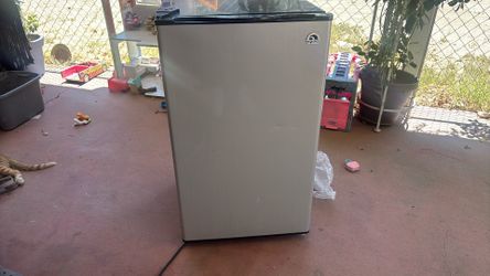 Igloo Refrigerador de 3.2 Pies Cúbicos con Acabado Platino