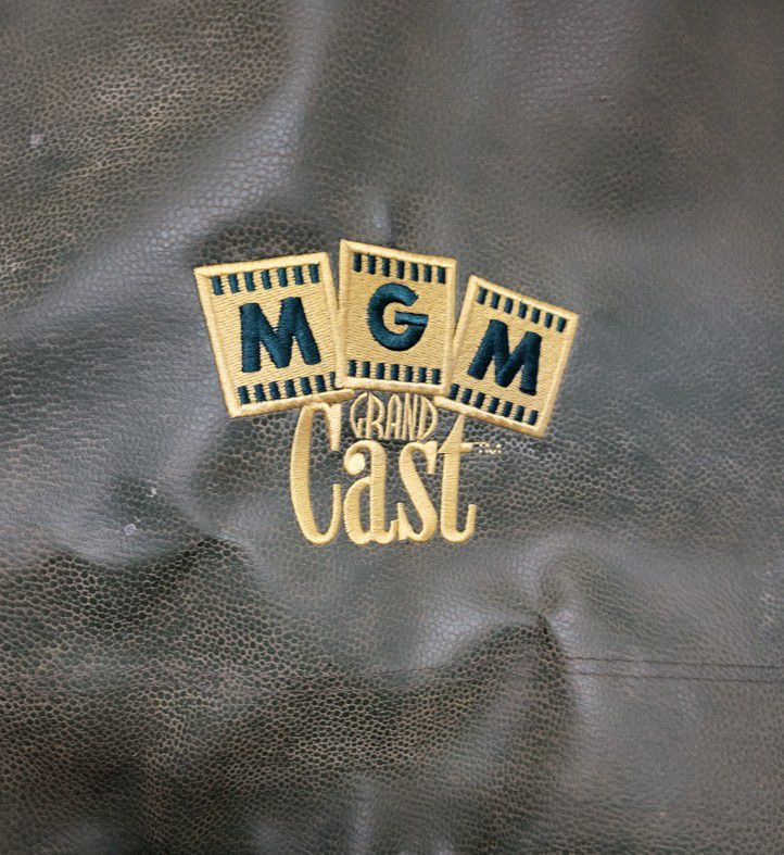 VINTAGE MGM STUDIOS GARMENT COVER BAG! for Sale in Cypress, CA - OfferUp