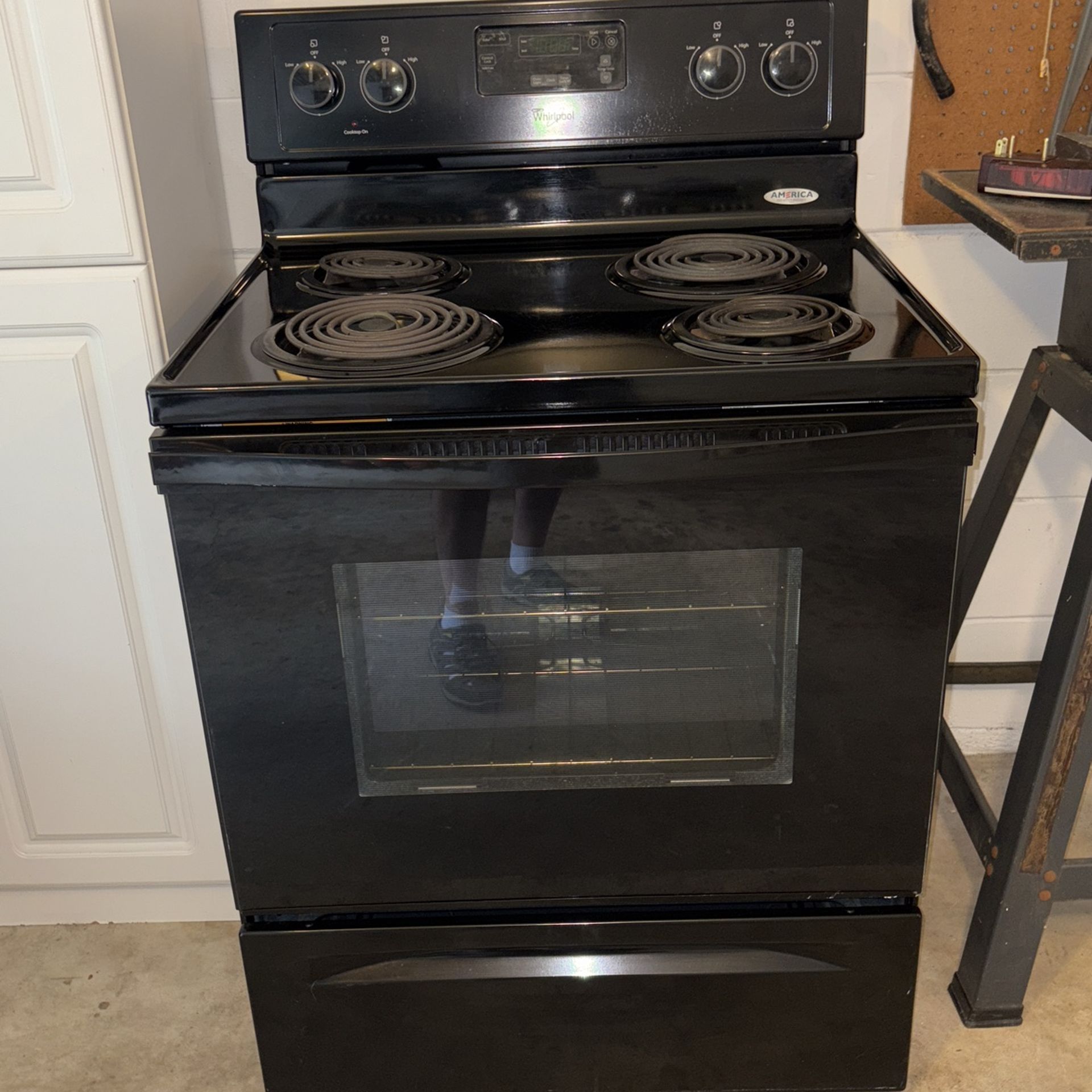 Whirlpool Stove Electric In Excellent Condition