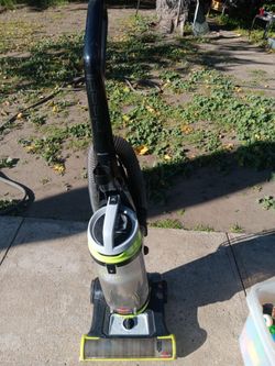 !! Vacuum Bissell Swivel Bagless