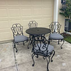 4 Chairs & Table  Patio Set