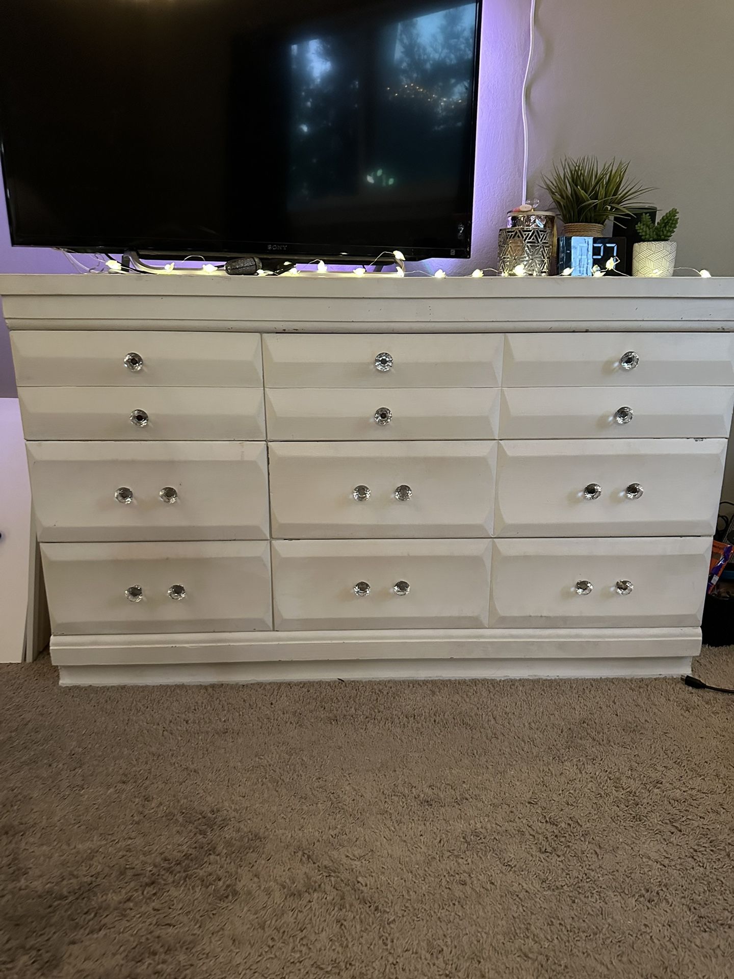 6 Drawer White Dresser for Sale in Fresno, CA OfferUp
