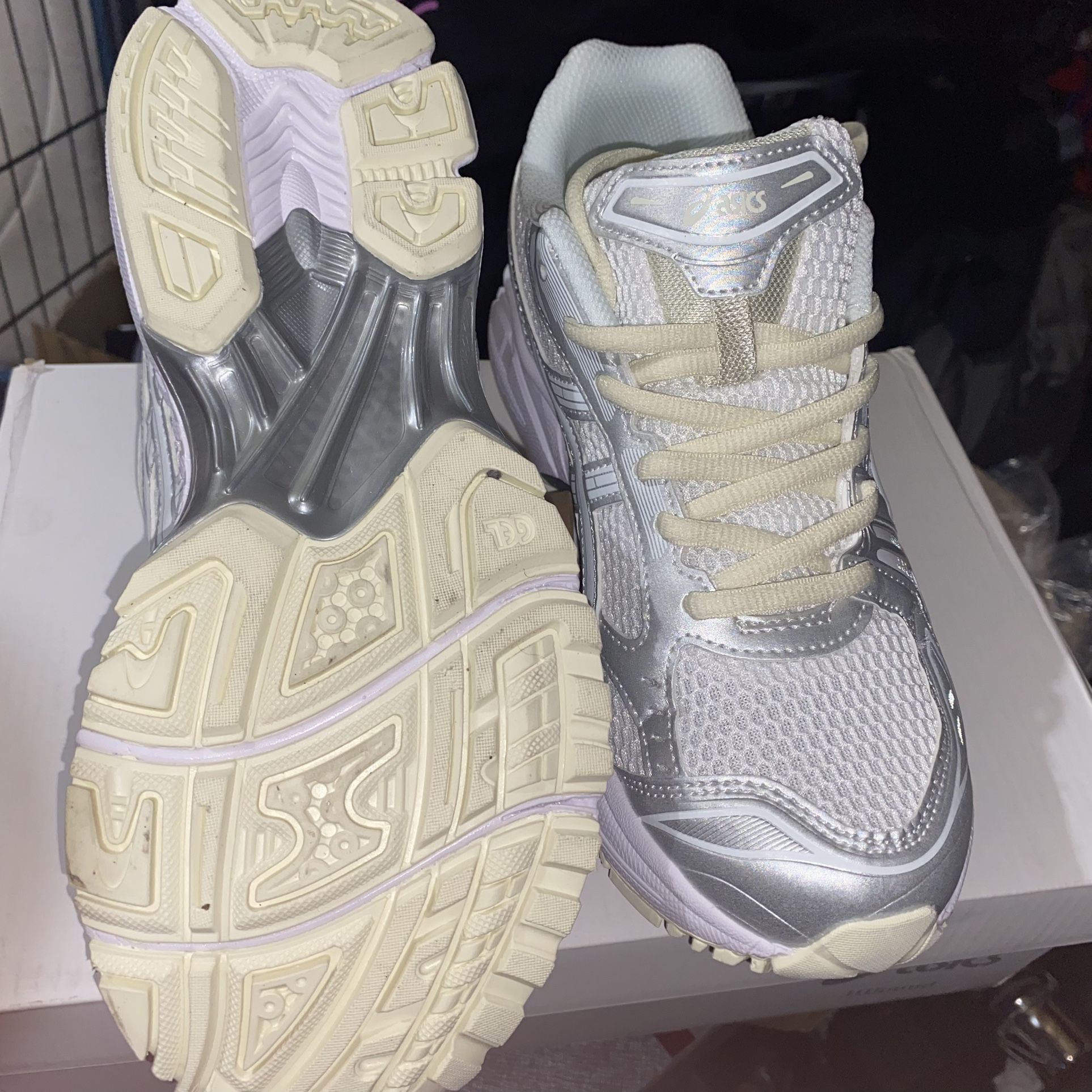 Asics (Silver/off-white) Mens Size 9