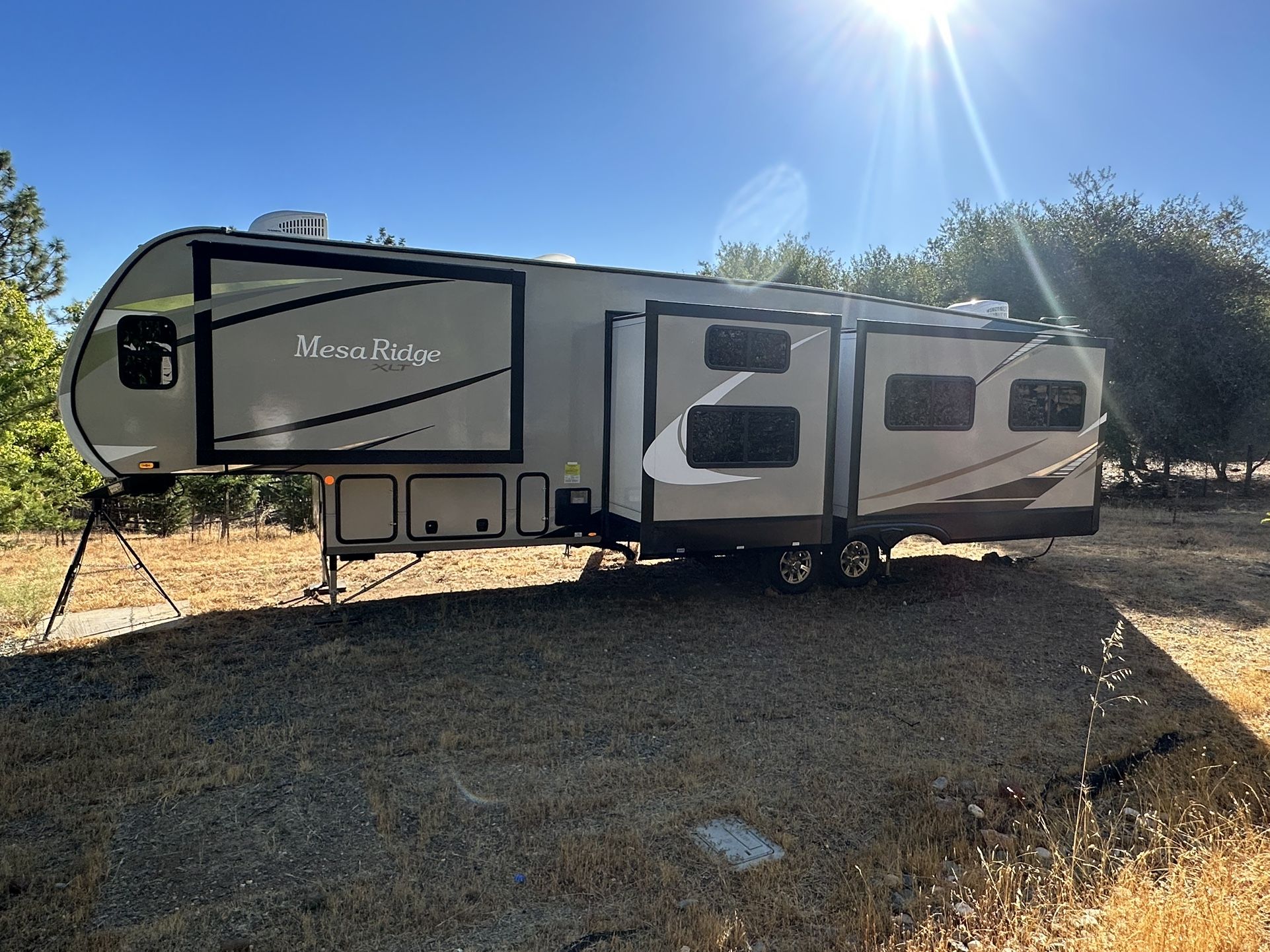 2022 Mesa ridge xlt Fifth Wheel