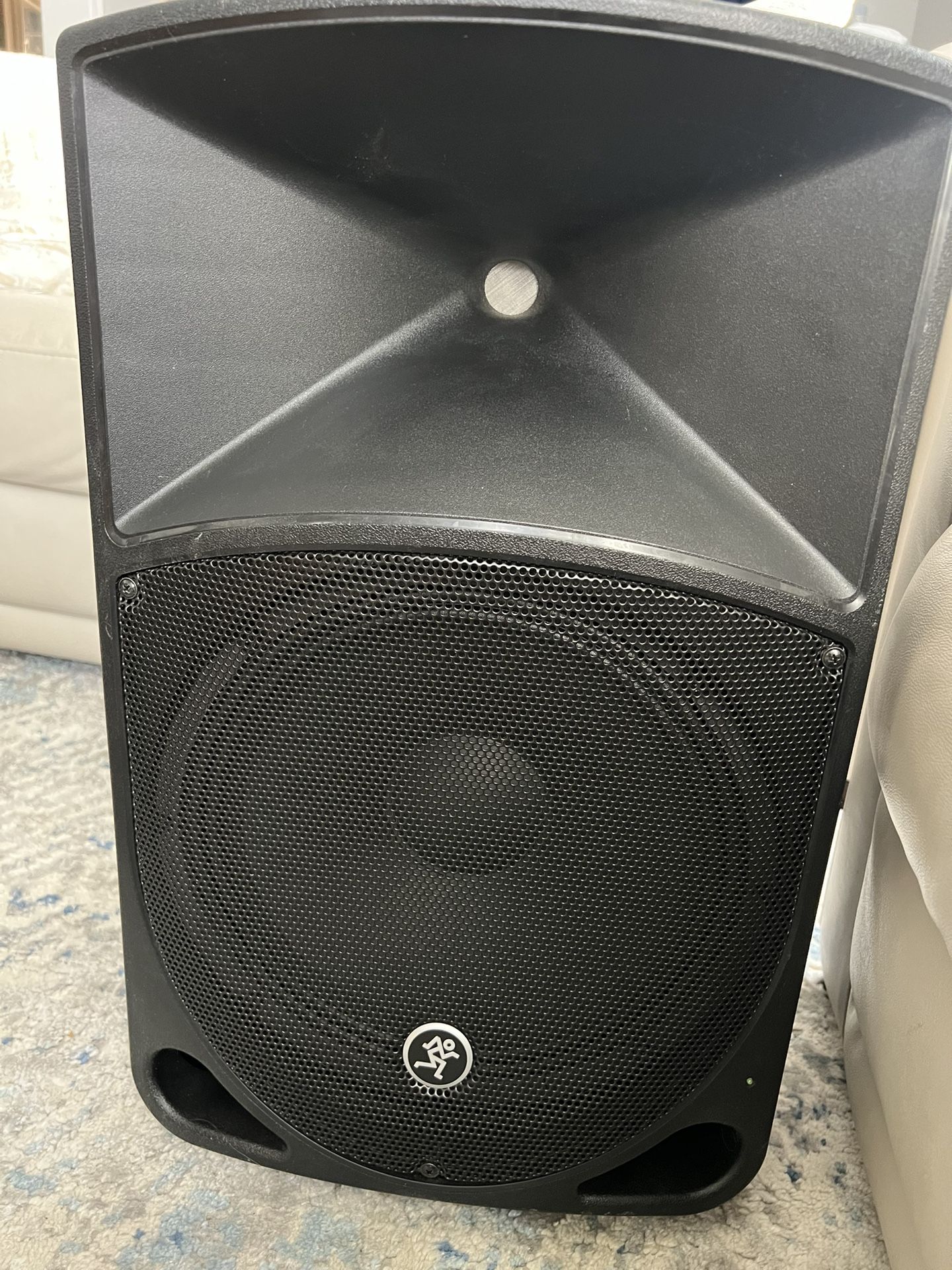 Like New, (open Box) Mackie 1000 Watts DJ Speaker
