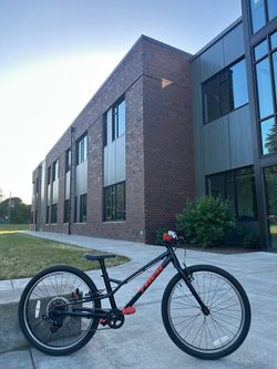Trek Wahoo 24 Path Lightweight Youth Hybrid Bike – 8 Speed