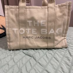 THE CANVAS MEDIUM TOTE BAG