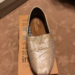 Woman’s Toms Silver Glitter Size 7