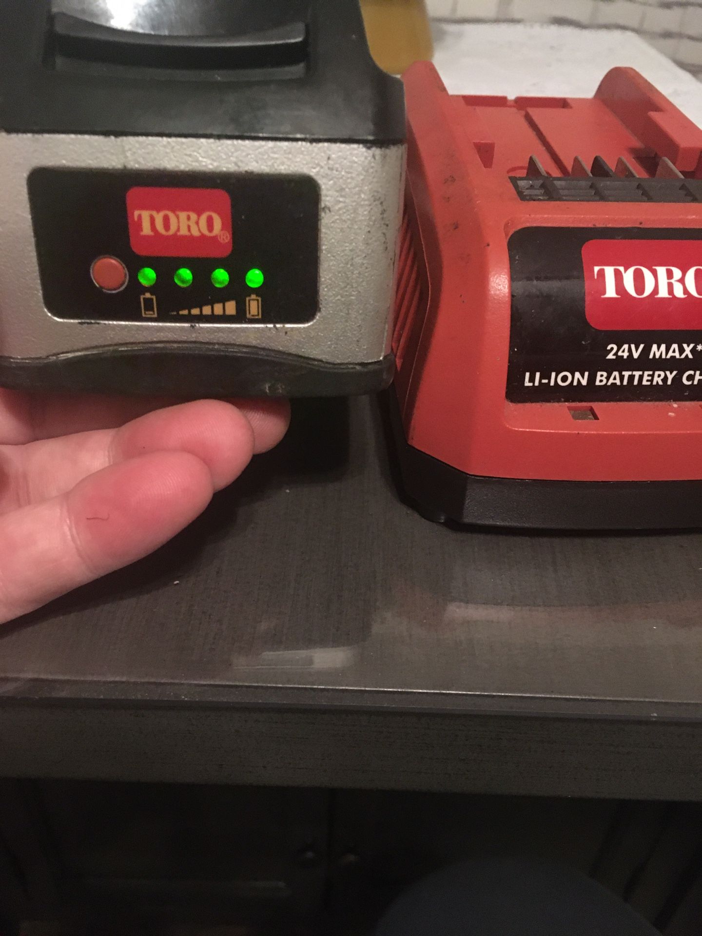 toro 24 v li-ionbattery and charger