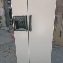 2 DOORS REFRIGERATOR.