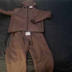 Brand new nike tech sweatsuit 
