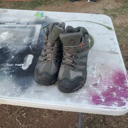 NORTIV8 HIKING BOOTS  SIZE  9. I ASK  $35.00