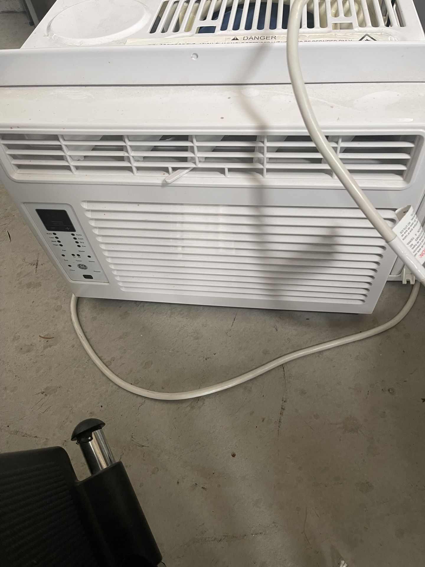 Window Air Conditioner GE 250-sq ft Window Air Conditioner (115-Volt; 6000-BTU) Item #: 840470 Model #: AKQ06LZ