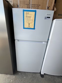 Frigidaire Top-Freezer Refrigerator White