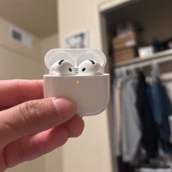 Apple Gen 4 Air Pods 