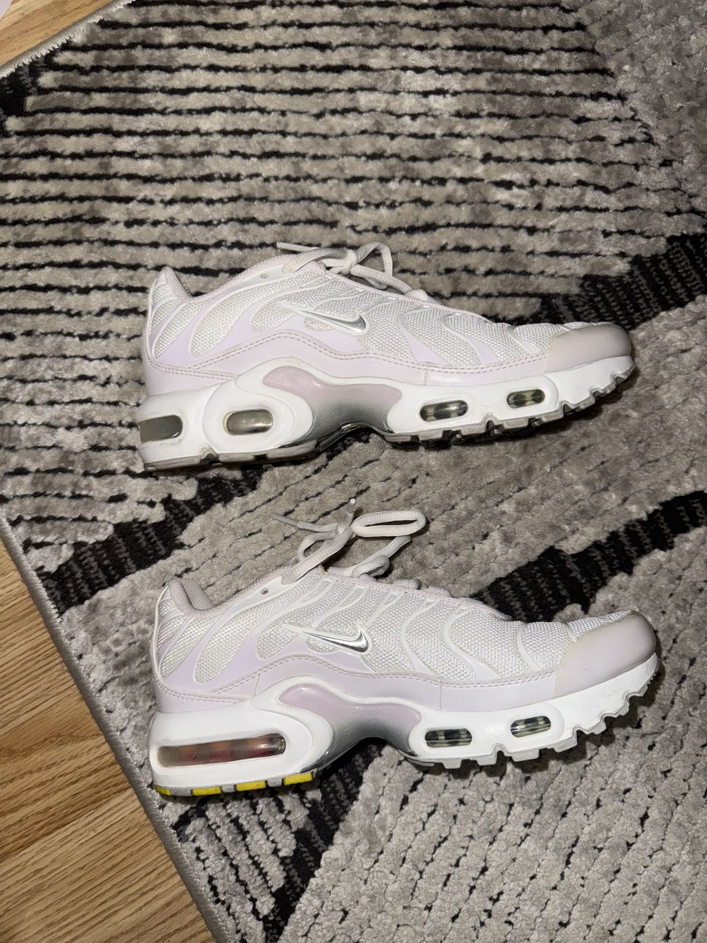 Nike women’s size 7/big kids size 5.5