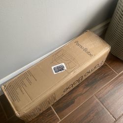 pack and play / playpen / play yard / portable baby crib